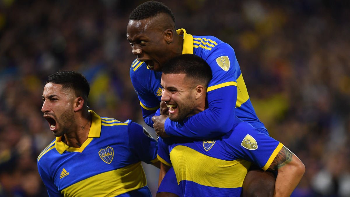 Weigandt festeja su gol junto a Advíncula y Varela. Foto: Télam&nbsp;