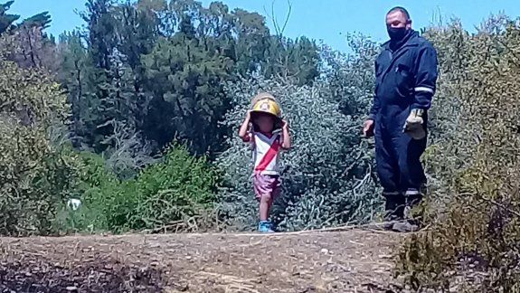 El gesto de un nene que le alegró a bomberos de Barda del Medio