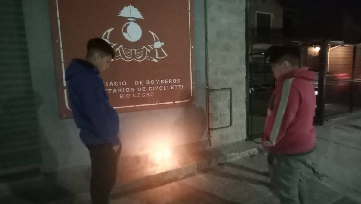 Amigos de los jóvenes que murieron en el accidente encendieron velas en el lugar. Foto: gentileza.