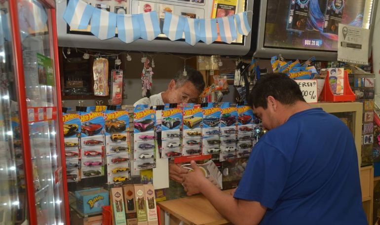 La historia de Naza, el popular kiosquero que logró todo con mucho esfuerzo. Se ganó el respeto y cariño de la gente.