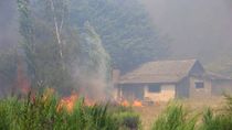 En Epuyén evacuaron 200 casas por el fuego.