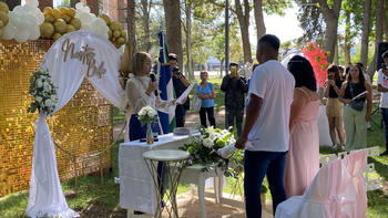 En el día de los Enamorados, Cipolletti celebró con el casamiento de 23 parejas al aire libre.
