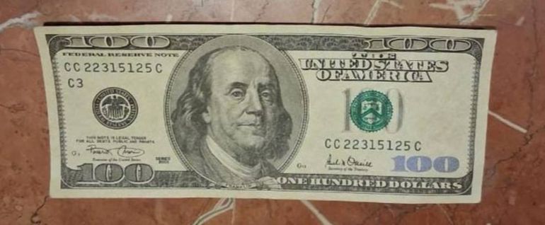 La Policía difundió la imagen del billete de cien dólares falso incautado en el Casino de Cipolletti.