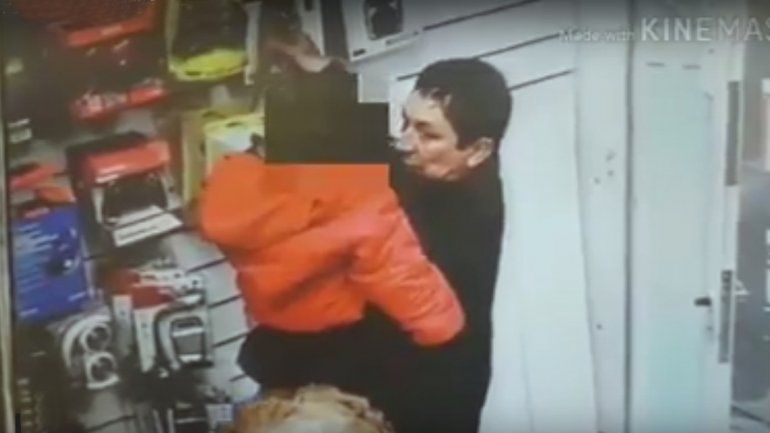 Un mechero robó un parlante con su hijo en brazos