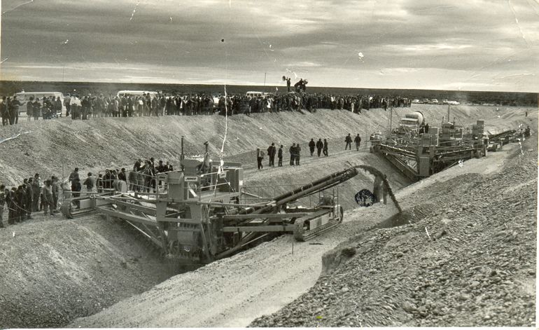 Las dos máquinas adquiridas en Estados Unidos para la construcción del canal. Su puesta en funcionamiento fue todo un acontecimiento. 