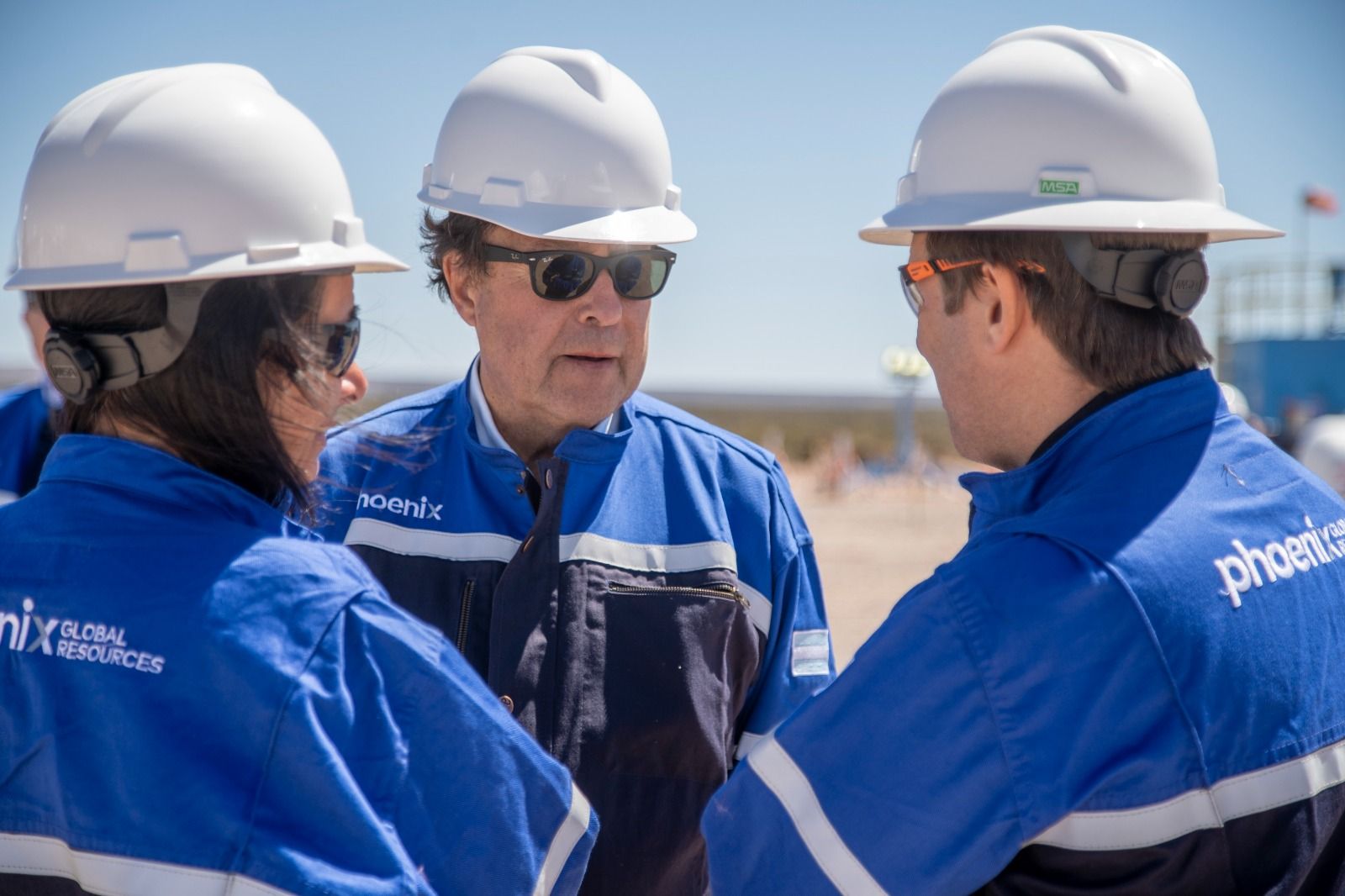 El gobernador de Río Negro, Alberto Weretilneck, fue recibido en el yacimiento por el CEO de Phoenix Global Resources, Pablo Bizzotto.