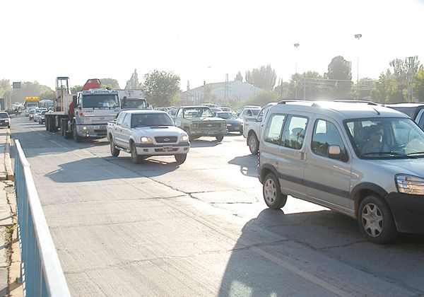 Cruzar a Neuquén en horarios pico de la mañana, una odisea diaria