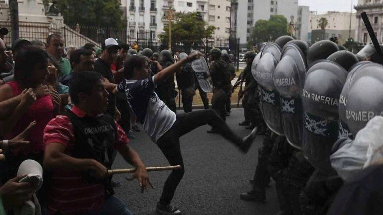 Gases y balas de goma contra los manifestantes afuera del Congreso