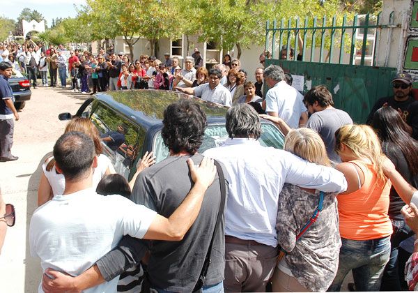 Bronca y dolor en el sepelio de Claudio Araya