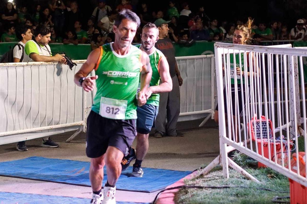 Gustavo Noto, DT de Cipolletti, completó los 10k de La Corrida y le ganó  una apuesta a su cuerpo técnico