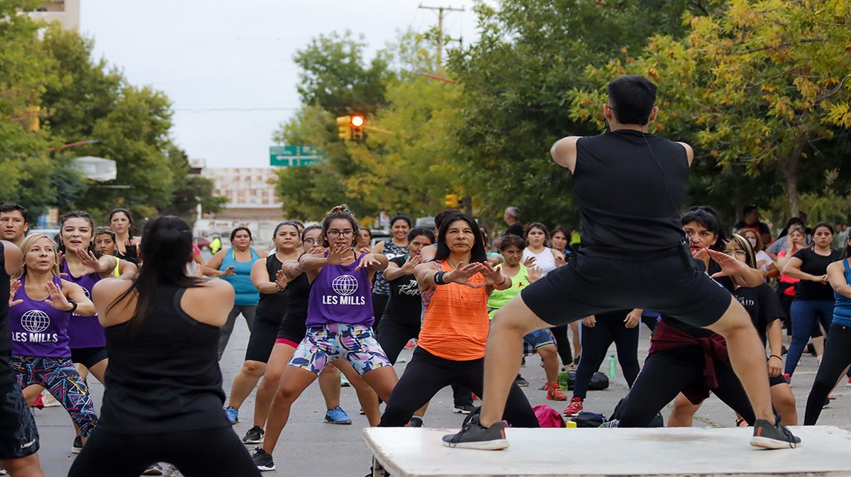 Los gimnasios trasladaron sus clases a las calles de Cipolletti.