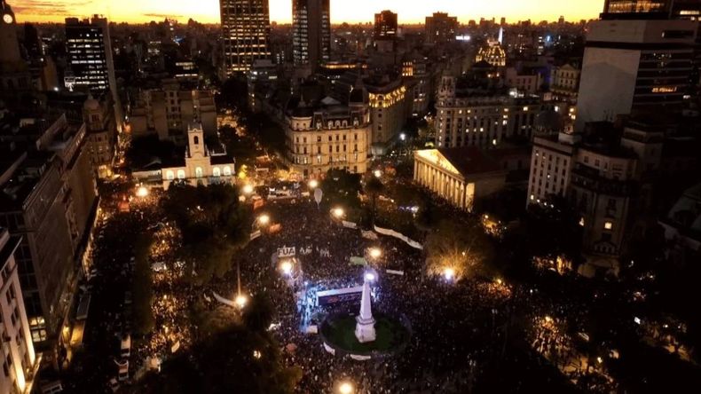 La multitud se quedó en Plaza de Mayo incluso hasta después de finalizado el acto.