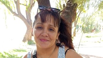 Tiene domicilio en el barrio Villarino de Cipolletti y podría desplazarse en una motocicleta.