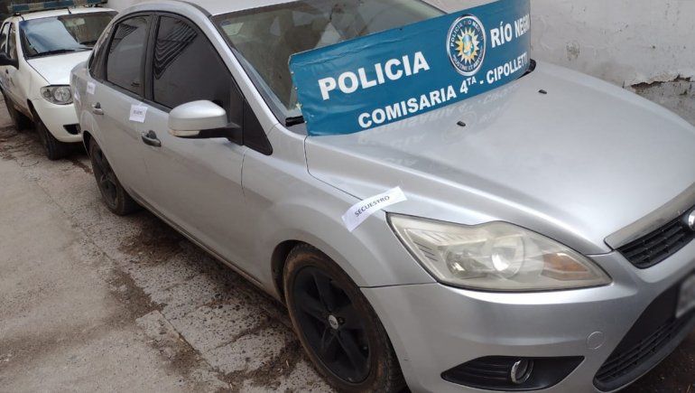 Paseaban por la ciudad en un auto robado y los atrapó la Policía