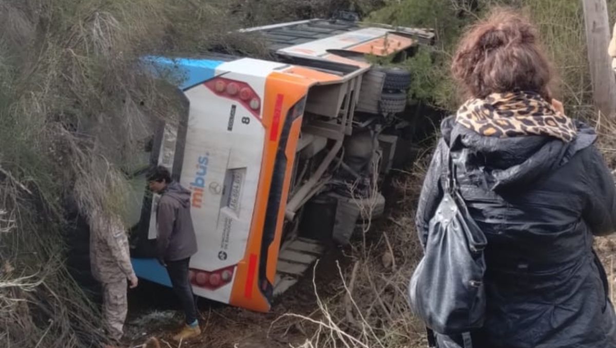 Volcó un micro de Mi Bus en la ruta de acceso al cerro Catedral.