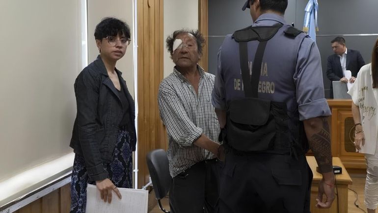 El acusado ingresó a la sala de audiencias con el ojo vendado