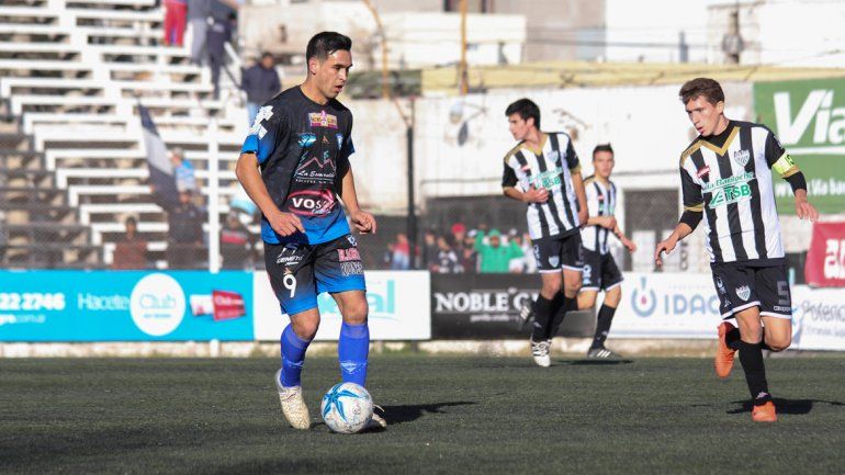Atlético Regina festejó sobre la hora en La Visera y sigue como único puntero.