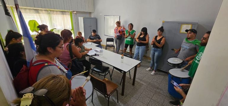 Siete porteros y porteras de Allen y Fernández Oro se quedarán sin empleo tras una evaluación de Educación. 