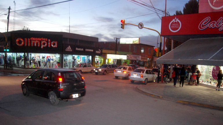 Las tiendas locales aseguran verse perjudicadas por las ferias donde se vende ropa comprada en Chile.