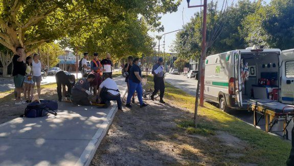 Rozaron manubrios en la ciclovía y cayeron: uno resultó herido