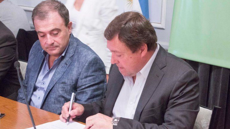 El gobernador Alberto Weretilneck firmó el decreto junto al vice