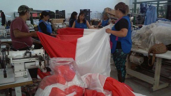 El gallinero local tiene la bandera más grande de la Patagonia