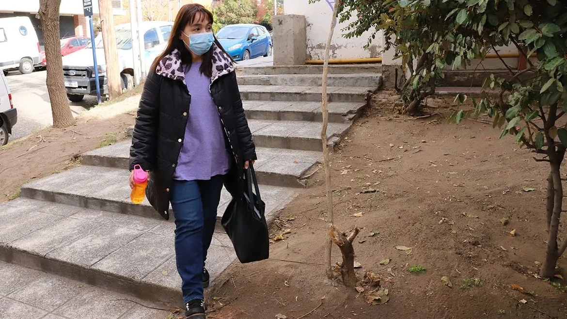 Teresa Monsalver, que supervisaba las cámaras de Las Palmas al momento de la desaparición de Ávalos, arribó al Juzgado Federal 2 con un barbijo para tapar su rostro. 