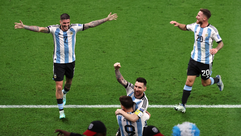 Argentina perdonó y sufrió en la última, pero está en cuartos de final del Mundial