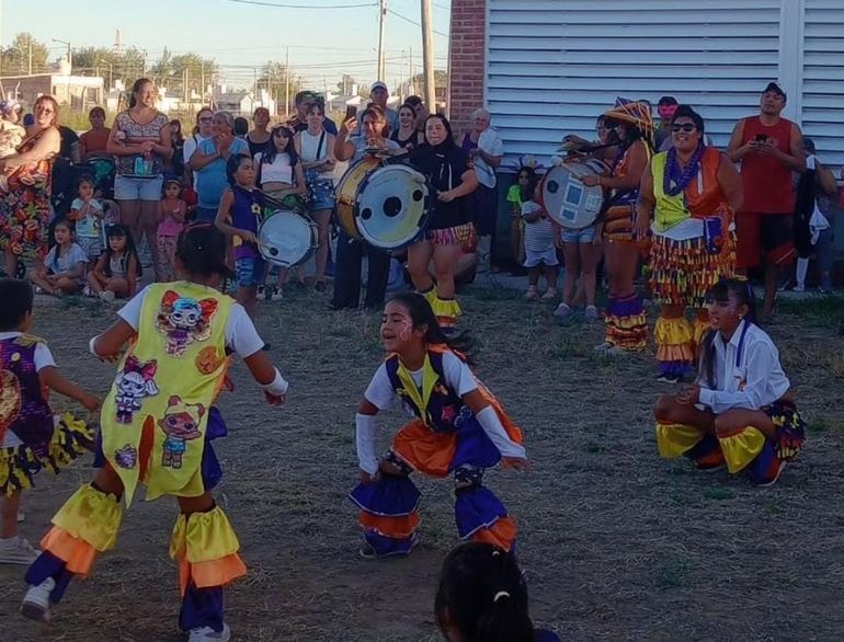 Los integrantes de la cooperativa El Almacén Cultural sienten la necesidad de compartir con el pueblo la alegría que trae el carnaval, más aun en esta época signada por una fuerte recesión económica, desempleo y una mala nutrición de muchos niños, adultos y ancianos.