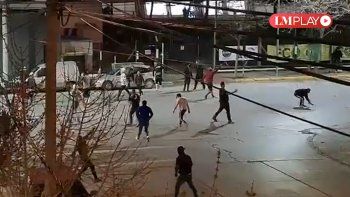 brutal pelea entre supuestos hinchas del albinegro