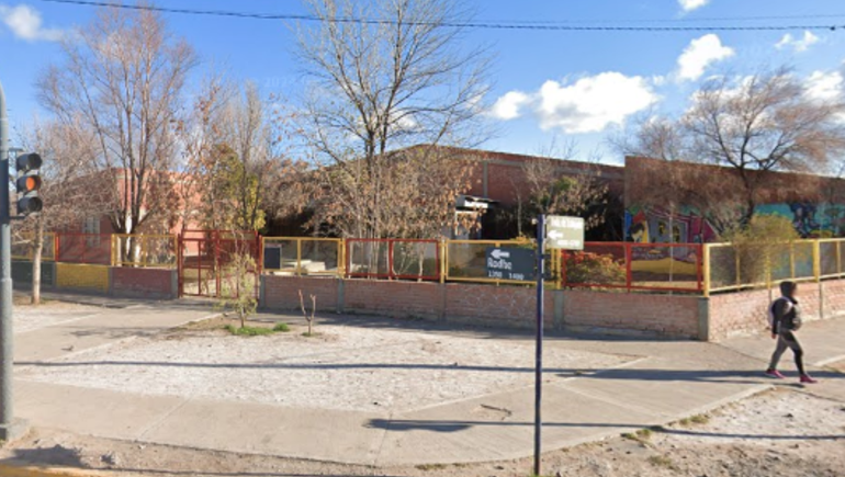 Un estudiante de primaria entró con un arma a una escuela de Neuquén y suspendieron las clases