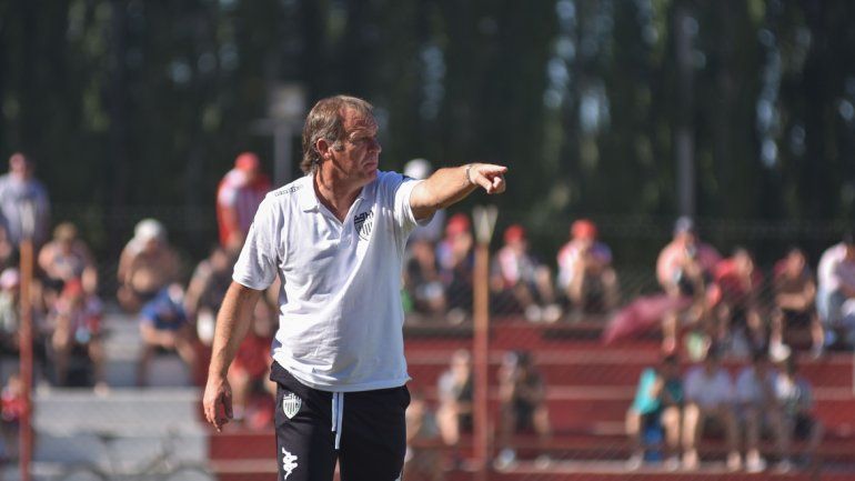 Henry Homann se juega una parada brava en Bahía Blanca para el futuro de Cipolletti en el Federal A.