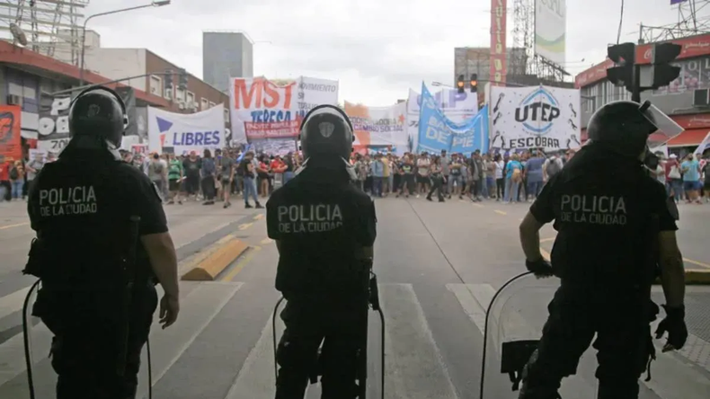 Incidentes entre la Policía y manifestantes ponen en jaque el protocolo de Patricia Bullrich