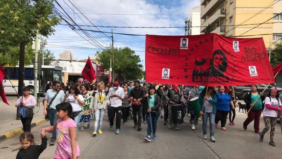 Marcharon por la ciudad para pedir canasta navideña y alimentos 