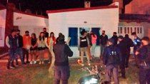 El momento en que la policía irrumpió en la casa donde se desarrollaba la fiesta.&nbsp;