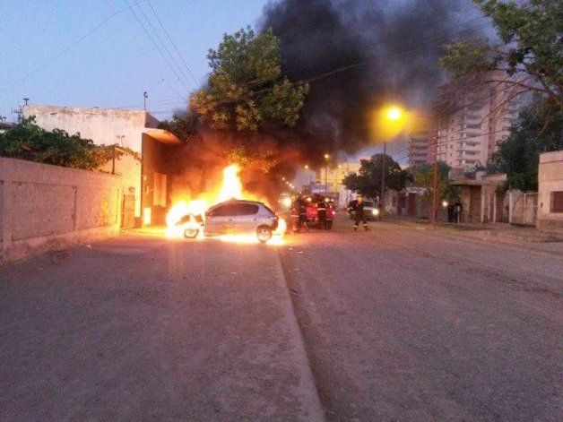Investigan causas del incendio de un Peugeot 206
