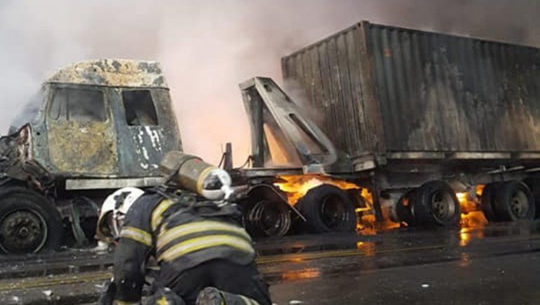 Un camión se prendió fuego en medio de la Ruta 22