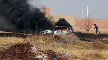 Un auto explotó durante el incendio que afectó a un extenso territorio.