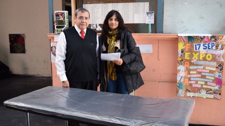 Alfredo Muruaga entregó la camilla para la escuela especial.