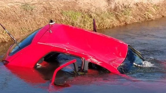 Papá borracho cayó al canal con sus dos hijitos a bordo