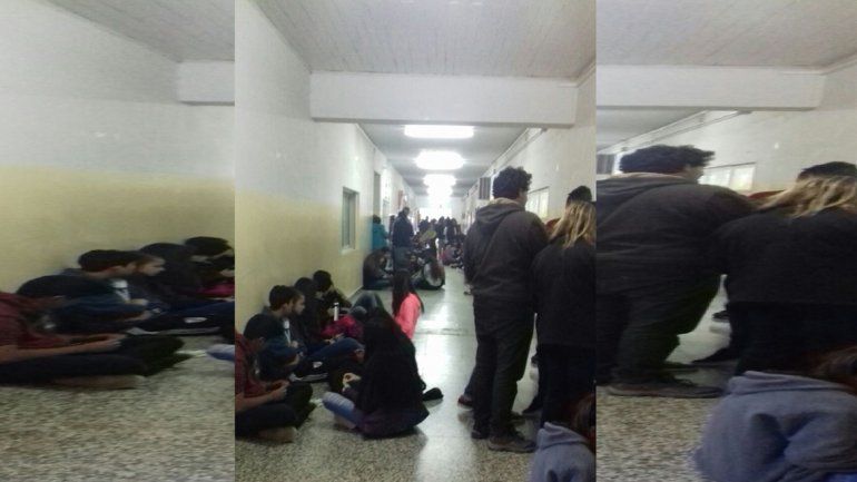 Alumnos del CEM 5 ocuparon la escuela por la presencia de roedores