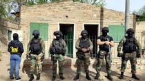 La Policía allanó tres domicilios en Chimpay y secuestró cocaína, plantas de marihuana y dinero. Una pareja quedó involucrada en la causa federal. 