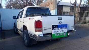 armados y a los golpes, robaron en dos locales e intentaron escapar