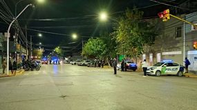 La tradicional calle Mengelle fue el escenario de la brutal batalla entre las barras de Cipolletti. | LMCipolletti.com La tradicional calle Mengelle fue el escenario de la brutal batalla entre las barras de Cipolletti.