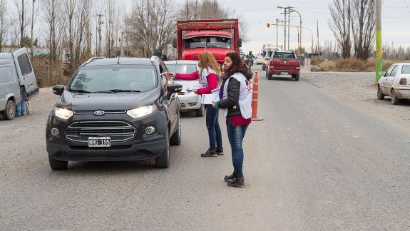 Los docentes cipoleños realizaron una volanteada en Puente 83.