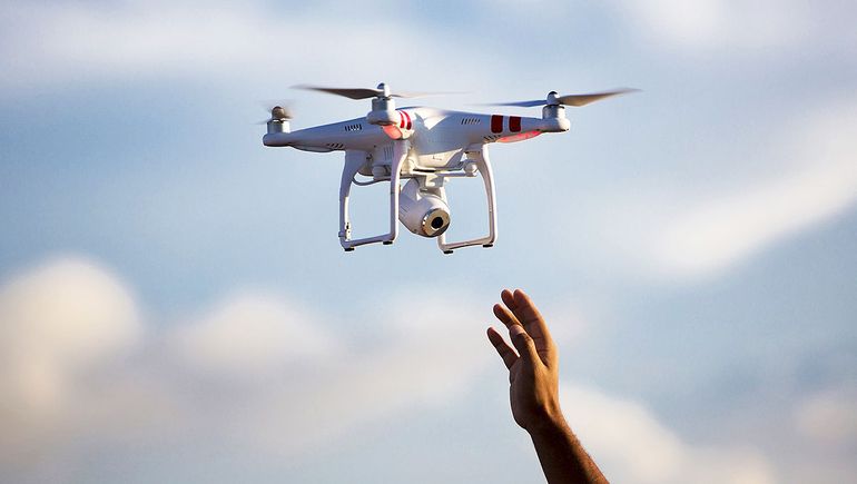 Cipoleña denunció a sus vecinos porque la espiaban con un drone