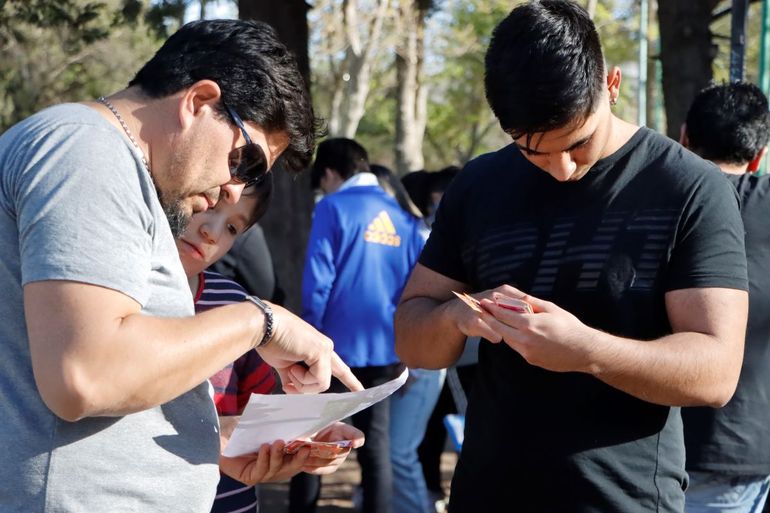Furor por el cambio de figus del Mundial en el parque Rosauer