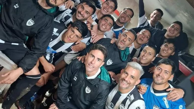 El festejo del plantel de Cipo en el vestuario de la cancha de Círculo. El club subió esta imagen a sus redes. 