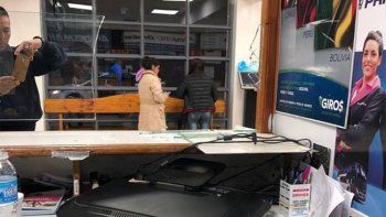 salvaje: se equivoco de horario, perdio el colectivo y destrozo a patadas la boleteria