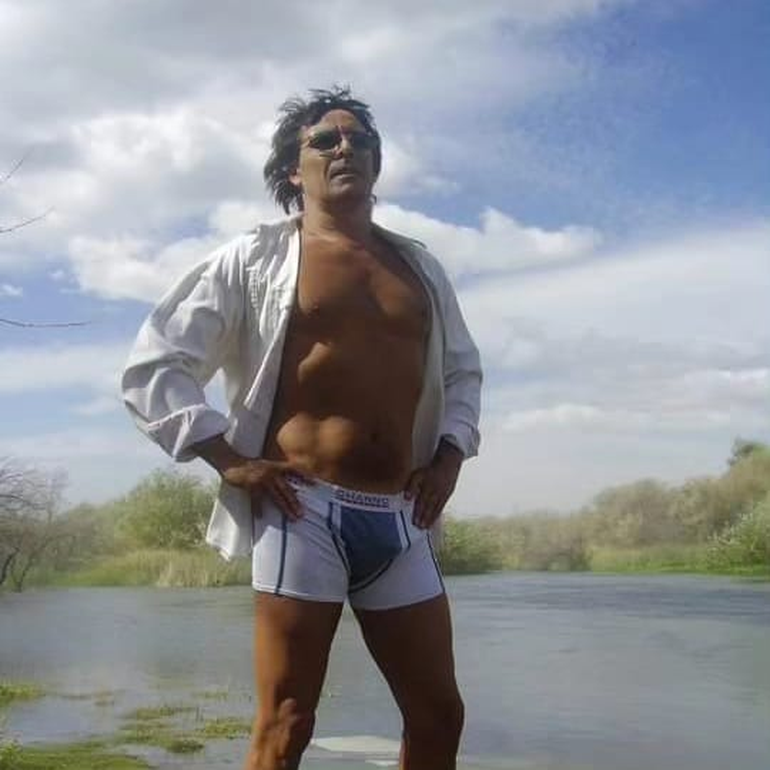 Alta facha y ese estilo carismático y extravagante. Alta facha y ese estilo carismático y extravagante.